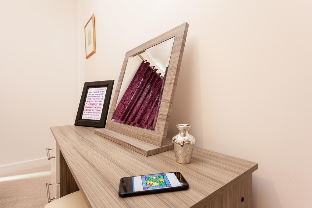 רדהיל Self-Contained Town Centre One Bedroom Apartments By Helmswood Serviced Apartments מראה חיצוני תמונה