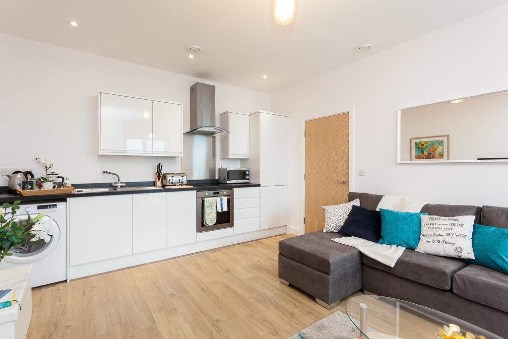 רדהיל Self-Contained Town Centre One Bedroom Apartments By Helmswood Serviced Apartments מראה חיצוני תמונה