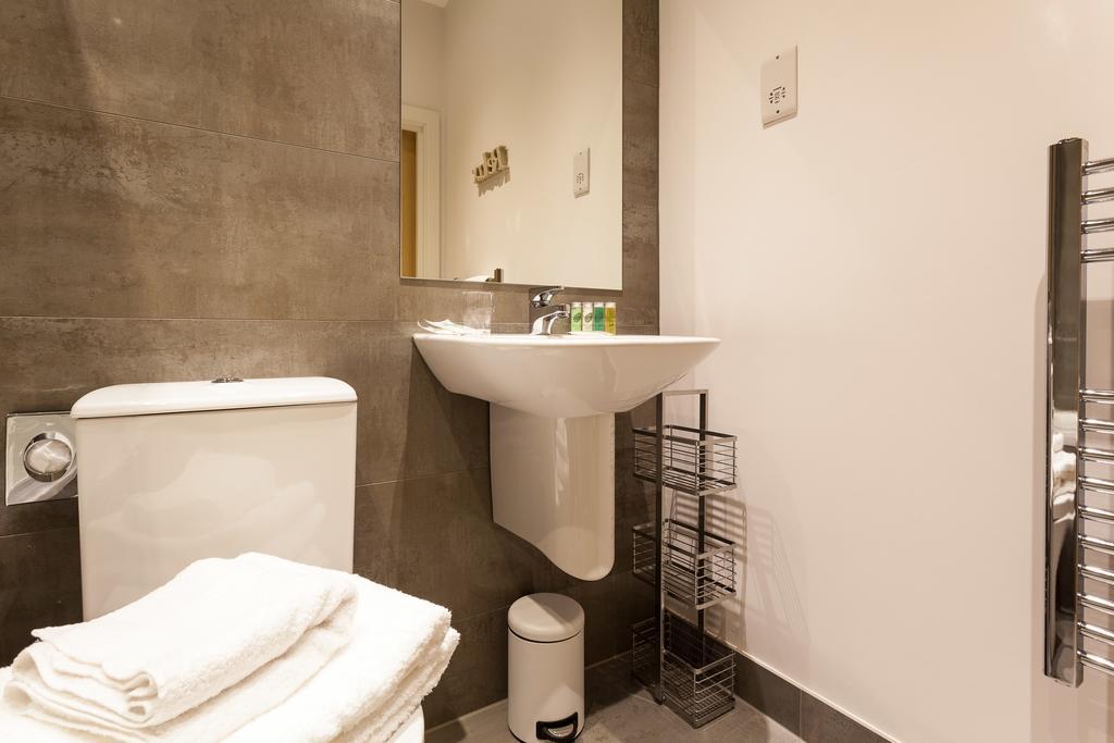 רדהיל Self-Contained Town Centre One Bedroom Apartments By Helmswood Serviced Apartments מראה חיצוני תמונה