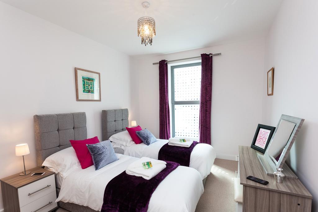 רדהיל Self-Contained Town Centre One Bedroom Apartments By Helmswood Serviced Apartments מראה חיצוני תמונה