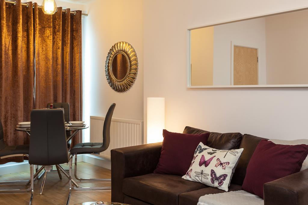 רדהיל Self-Contained Town Centre One Bedroom Apartments By Helmswood Serviced Apartments מראה חיצוני תמונה