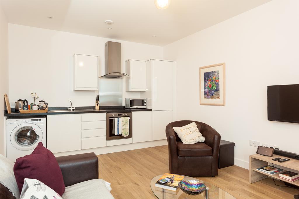 רדהיל Self-Contained Town Centre One Bedroom Apartments By Helmswood Serviced Apartments מראה חיצוני תמונה