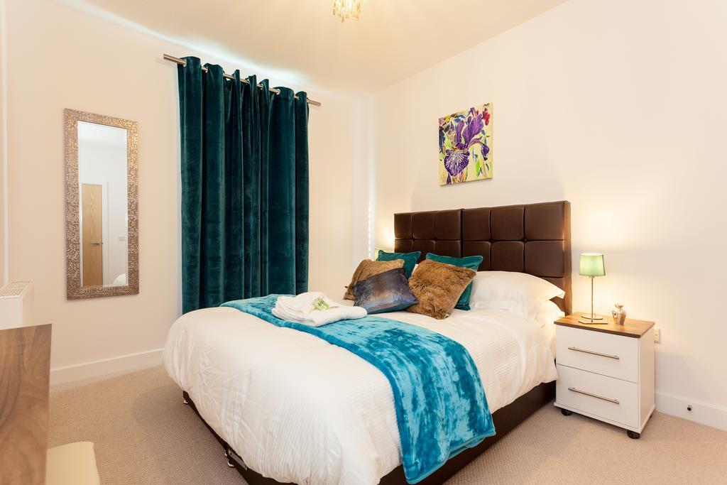 רדהיל Self-Contained Town Centre One Bedroom Apartments By Helmswood Serviced Apartments מראה חיצוני תמונה