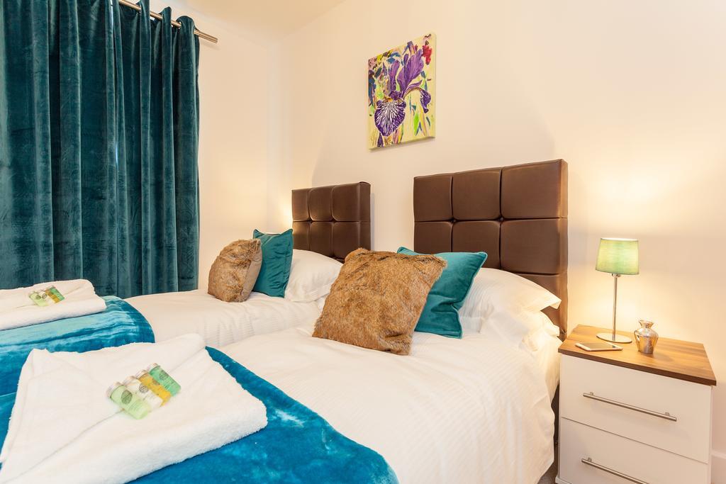 רדהיל Self-Contained Town Centre One Bedroom Apartments By Helmswood Serviced Apartments מראה חיצוני תמונה
