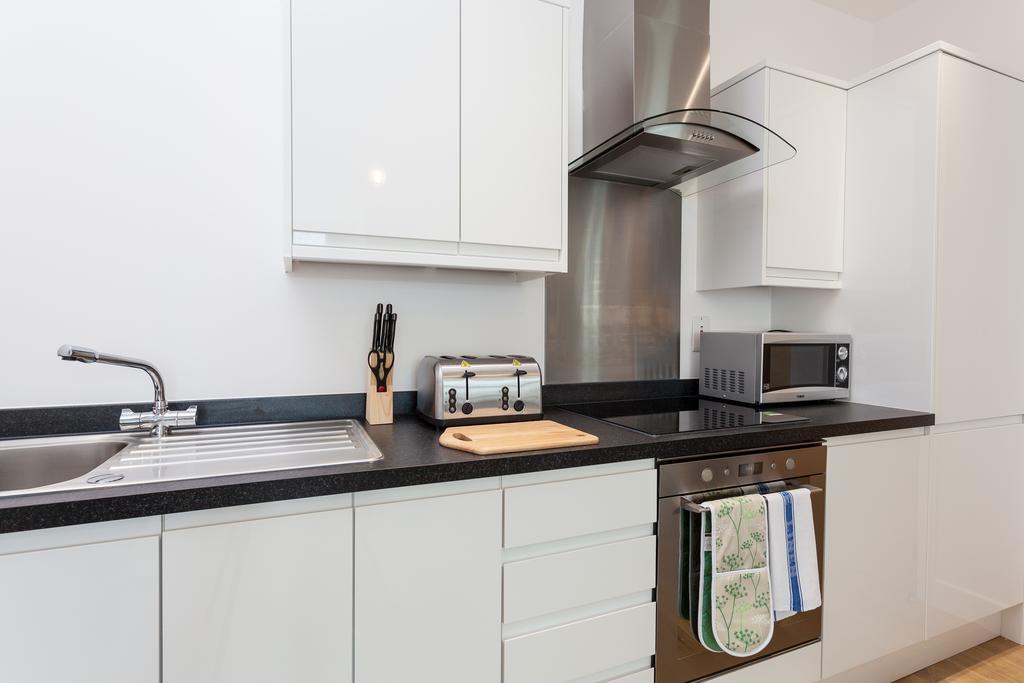 רדהיל Self-Contained Town Centre One Bedroom Apartments By Helmswood Serviced Apartments מראה חיצוני תמונה