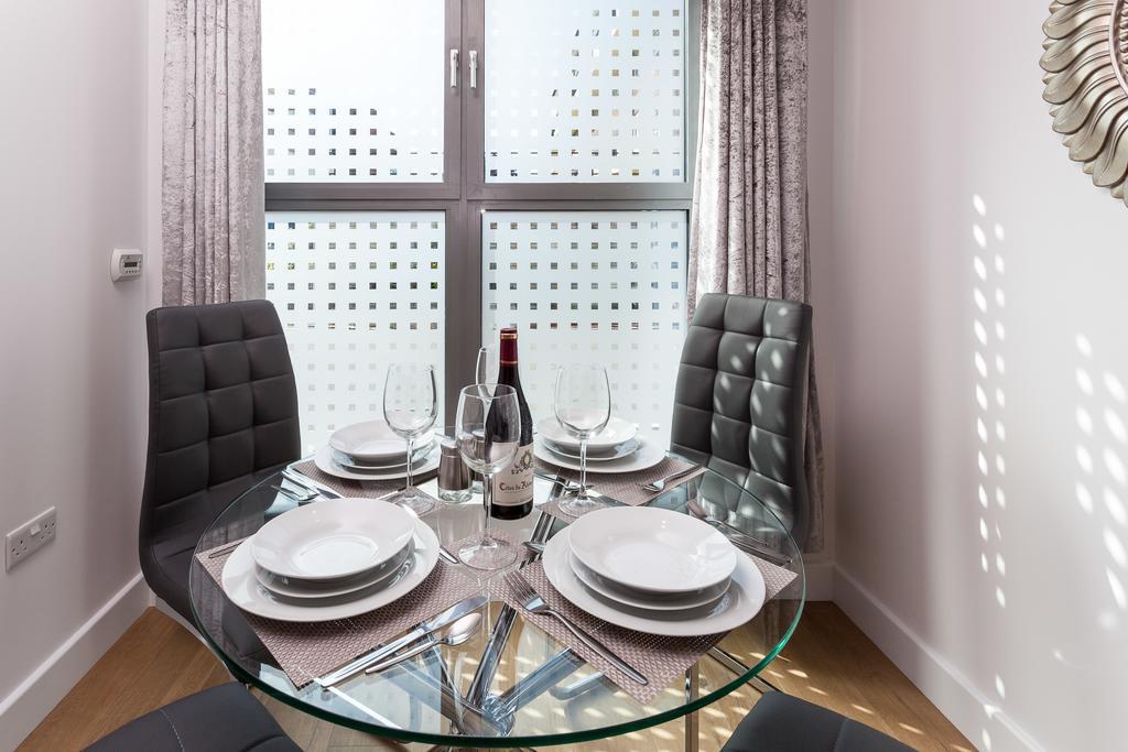 רדהיל Self-Contained Town Centre One Bedroom Apartments By Helmswood Serviced Apartments מראה חיצוני תמונה