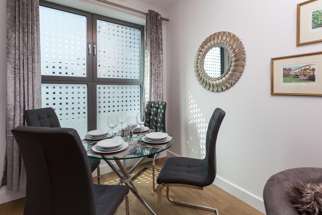 רדהיל Self-Contained Town Centre One Bedroom Apartments By Helmswood Serviced Apartments מראה חיצוני תמונה
