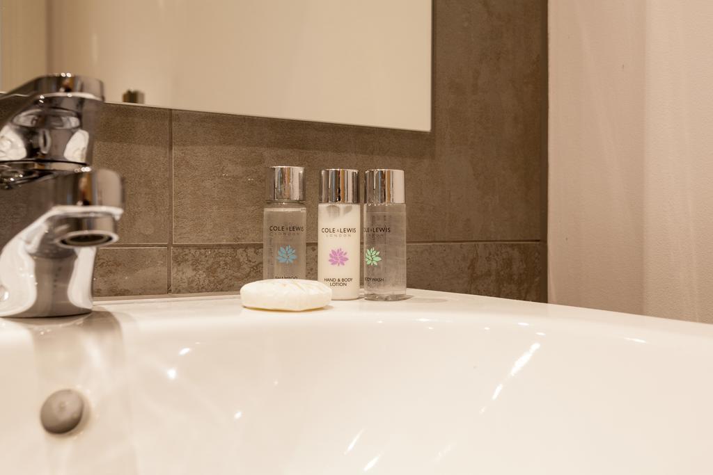 רדהיל Self-Contained Town Centre One Bedroom Apartments By Helmswood Serviced Apartments מראה חיצוני תמונה