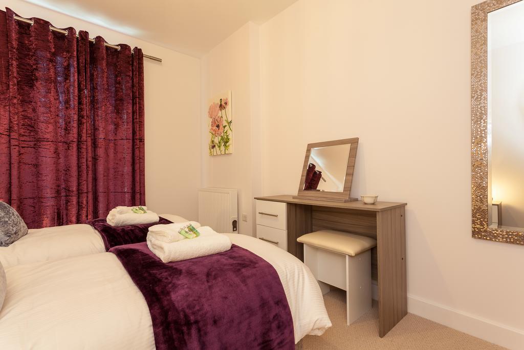 רדהיל Self-Contained Town Centre One Bedroom Apartments By Helmswood Serviced Apartments מראה חיצוני תמונה