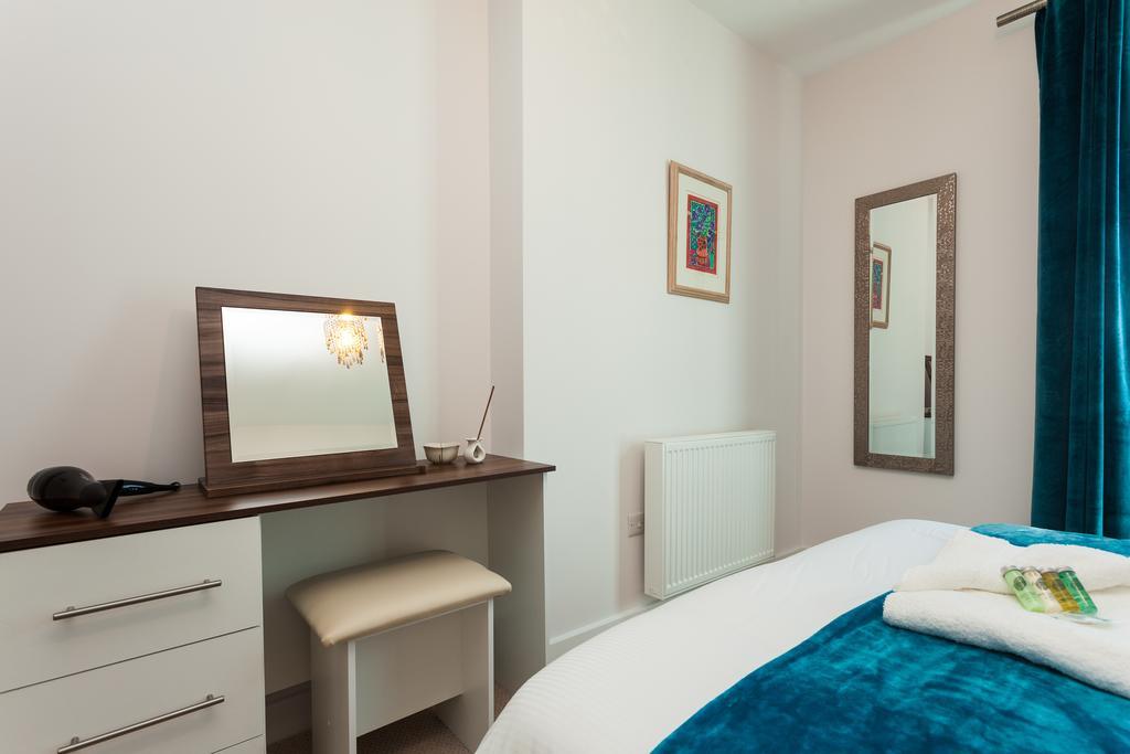 רדהיל Self-Contained Town Centre One Bedroom Apartments By Helmswood Serviced Apartments מראה חיצוני תמונה