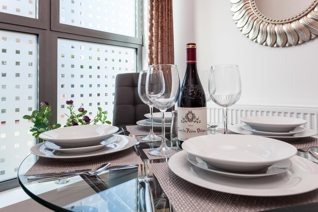 רדהיל Self-Contained Town Centre One Bedroom Apartments By Helmswood Serviced Apartments מראה חיצוני תמונה