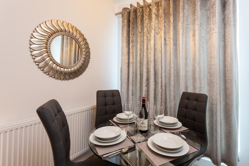 רדהיל Self-Contained Town Centre One Bedroom Apartments By Helmswood Serviced Apartments מראה חיצוני תמונה