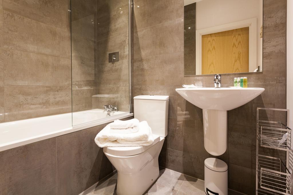 רדהיל Self-Contained Town Centre One Bedroom Apartments By Helmswood Serviced Apartments מראה חיצוני תמונה