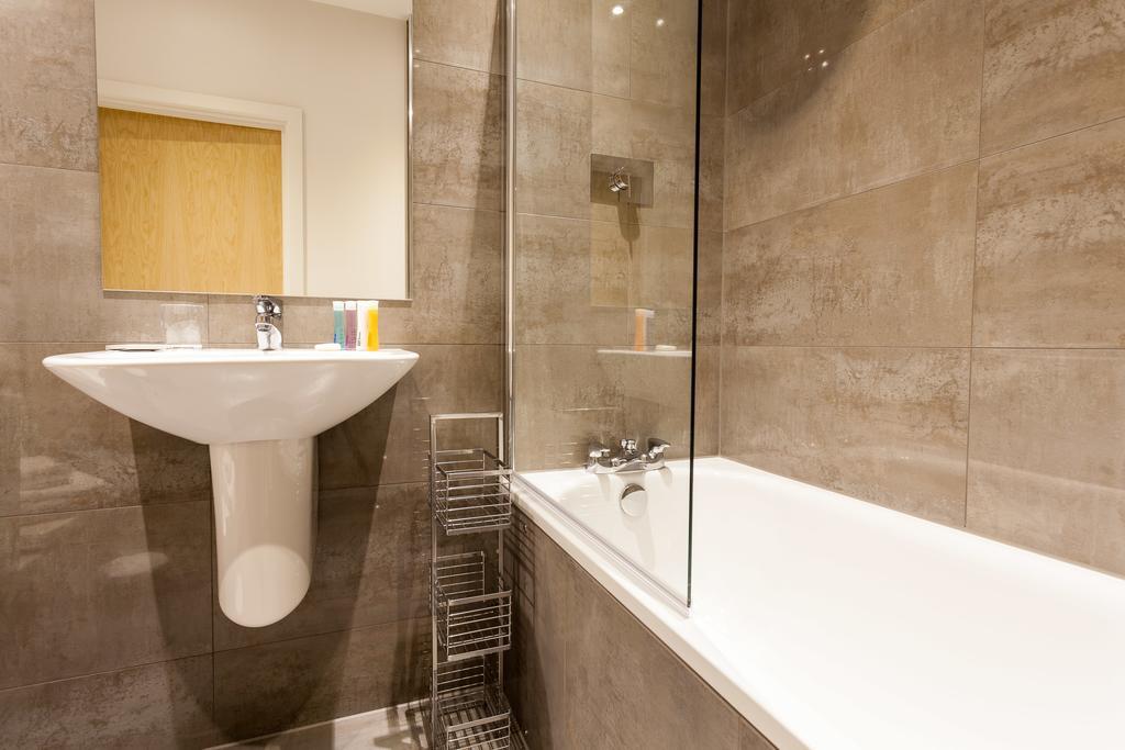 רדהיל Self-Contained Town Centre One Bedroom Apartments By Helmswood Serviced Apartments מראה חיצוני תמונה