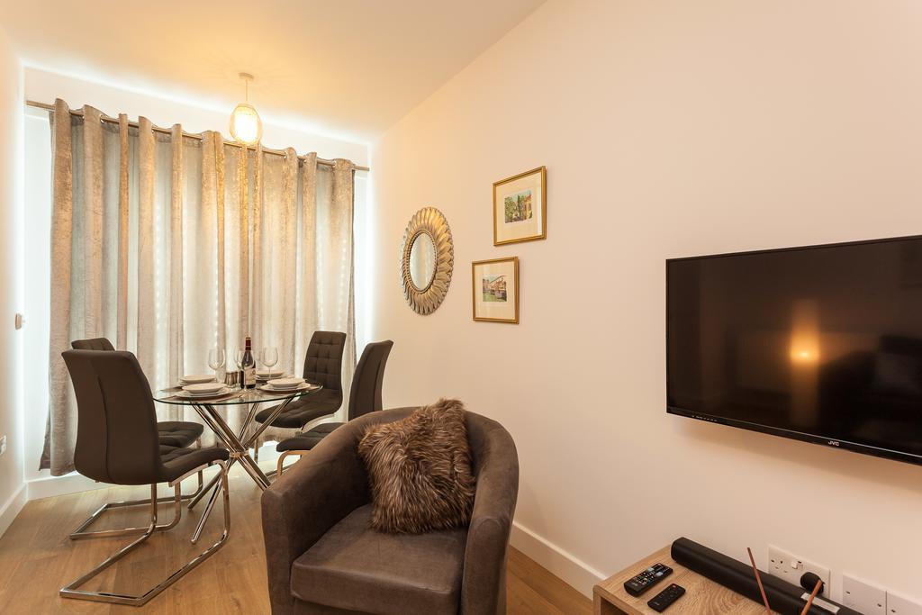 רדהיל Self-Contained Town Centre One Bedroom Apartments By Helmswood Serviced Apartments מראה חיצוני תמונה