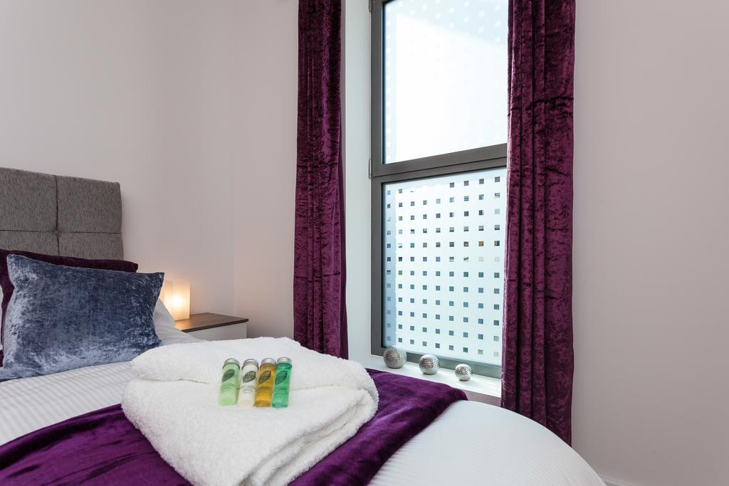 רדהיל Self-Contained Town Centre One Bedroom Apartments By Helmswood Serviced Apartments מראה חיצוני תמונה